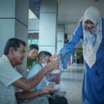 Wabup Inhil Yuliantini Berbagi Berkah di Penghujung Ramadhan, Bagikan Ta’jil di RSUD Puri Husada
