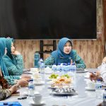 Ketua TP PKK Kabupaten Indragiri Hilir Laksanakan Monitoring dan Evaluasi Program PKK di Kecamatan Pulau Burung