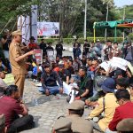 Terima Tuntutan Aksi Aliansi Mahasiswa dan Rakyat Soal Harga Kelapa, Bupati Herman Minta Dukungan Bersama