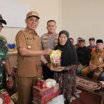 Bupati Inhil Serahkan Bantuan untuk 18 Korban Gigitan Kera Liar: “Masyarakat Tidak Boleh Merasa Sendirian”