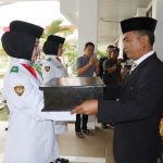 Bupati Inhil Serahkan Duplikat Bendera Pusaka kepada Petugas Upacara HUT ke-81 Kemerdekaan RI