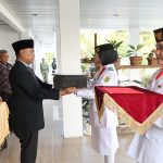 Usai Upacara Penurunan Bendera, Bupati Inhil Terima Duplikat Bendera Pusaka dan Teks Proklamasi