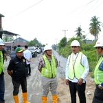 Pastikan Pengerjaan Berjalan Baik” Bupati Inhil H.Herman Tinjau Pengerjaan Jalan Suhada II “