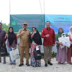 Bupati Inhil Bersama Kajati Riau Salurkan Bansos bagi Warga Terdampak Karhutla Sungai Beringin