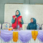 Ketua PMI Hj. Katerina Susanti Beri Materi Dasar PMR di SMAN Tuah Kemuning, Diikuti 120 Siswa