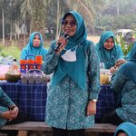 Ketua TP PKK Inhil Hj. Katerina Susanti Herman Apresiasi Penanaman Sayur di Kebun Dasa Wisma Tulip Desa Nusantara Jaya