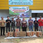 Bupati Inhil Diwakili Asisten I, Dampingi Kunjungan Kerja Anggota Komisi III DPR RI, Salurkan Bantuan Mesin Ketinting untuk Nelayan.