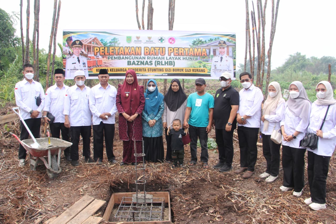 Wabup Yuliantini bersama Ketua TP PKK Inhil Letakkan Batu Pertama Pembangunan Rumah Layak Huni bagi Keluarga Anak Stunting